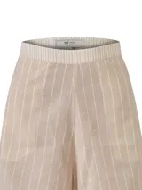 Short de tiro alto color beige con finas rayas verticales blancas. Presenta bolsillos laterales y cierre invisible.