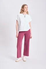 Pantalón de jean ancho color bordó.