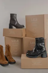 Bota de cuero color marrón con caña media y punta cuadrada.