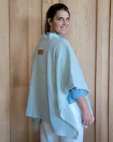 Ruana color beige, tejida con lana suave.