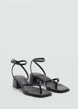 Sandalias negras de tacón bajo con punta cuadrada, cierre de tira con hebilla y diseño de tiras finas.