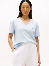 Remera celeste de algodón con cuello en V y logo de Tommy Hilfiger bordado en el pecho.