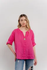 Blusa celeste de lino, con escote en V, manga tres cuartos y botón de madera.