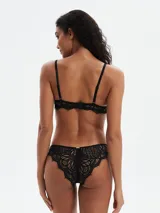 Conjunto de bikini negro con corpiño de encaje con aro y bombacha clásica lisa.