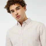Camisa de vestir a rayas verticales color rosa y blanco, de corte clásico, con cuello abotonado y mangas largas con puños abotonados.