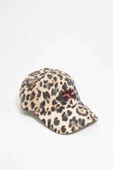 Gorra de gabardina con estampado animal print y logo bordado en el frente.