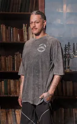 Remera gris nevado de manga corta y cuello redondo, con calce oversize y estampado sublimado con la leyenda "Tarot x Luxo La Templanza" y un diseño de copas.