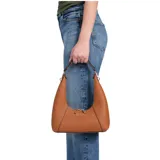 Bolso de hombro Guess color marrón con textura granulada, confeccionado en ecopiel doble faz. Tiene cierre superior con cremallera, herrajes dorados, correa fija y bolsillo interno.