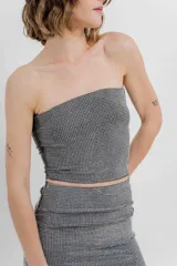 Top strapless plateado con apliques de strass que aportan un efecto brillante tipo glitter.