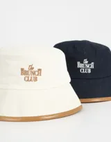 Piluso de denim azul con borde marrón y bordado frontal con la frase "The Brunch Club".