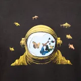 Remera negra de algodón orgánico con estampado de un casco de astronauta con un paisaje en su interior.