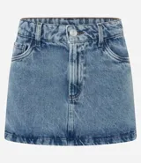 Minifalda de denim azul claro con cintura media, trabillas, bolsillos y cierre frontal con botón y cremallera.