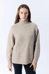 Polera beige melange de punto con cuello tortuga.
