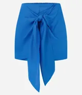 Short pollera corto color azul, confeccionado en viscolino con viscosa certificada, con cintura elástica y lazo delantero.