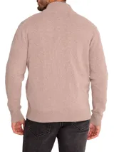 Sweater color café de tejido de punto, con cuello alto, cierre frontal completo y mangas largas.