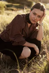 Gargantilla choker tejida a mano en hilo negro brilloso con flores.