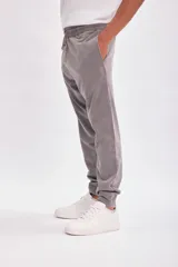 Pantalón deportivo tipo jogger color gris con cintura elástica y cordón ajustable.