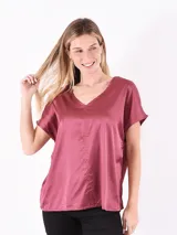 Blusa color arena de mangas cortas y escote en V.