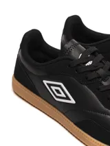 Championes urbanos Umbro Track, color blanco con detalles en negro y suela marrón.