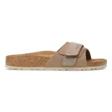 Sandalias Birkenstock modelo Oita, color taupe, con dos correas ajustables con hebilla y plantilla anatómica de corcho y látex.