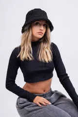 Crop top gris de punto canalé con cuello alto y mangas largas.