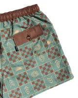 Short de baño verde con estampado de figuras geométricas en marrón y beige, cintura elastizada con cordón ajustable.