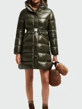 Campera larga verde militar brillante de plumas marca Moncler, modelo Bellevue, con capucha, cinturón con hebilla metálica y bolsillos laterales con cierre.