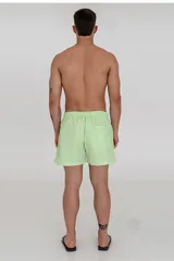 Short de baño celeste con cintura elástica y cordón ajustable.