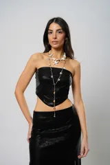 Top strapless negro de cuero sintético con corte irregular en el ruedo.