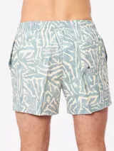 Short de baño celeste con estampado abstracto en tonos pastel y logo de la marca Rusty en el lateral.