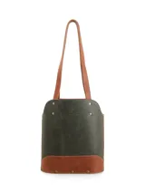 Bolso matero tipo tote bag Hush Puppies, color verde con base marrón y herrajes dorados. Tiene doble asa de hombro marrón.