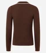 Blusa de punto color marrón, con cuello polo y ribete blanco contrastante. Tiene mangas largas y cierre frontal parcial con botones.