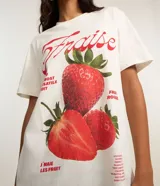 Remera alargada de manga corta, confeccionada en algodón BCI más sostenible, con cuello redondo y estampa de frutillas en el frente.
