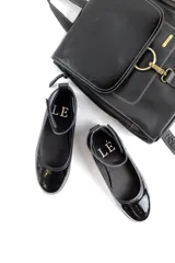 Zapato tipo ballerina color beige con correa al tobillo desmontable.