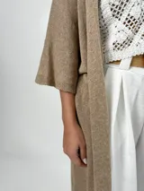 Kimono largo color beige, confeccionado en hilo italiano. Incluye lazo para usar como choker o cinturón.