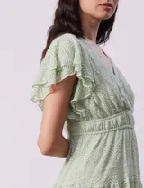 Vestido midi verde agua en tejido calado con escote en V, corte bajo busto y forro interno a tono.