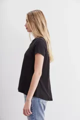Remera blanca de algodón con mangas cortas y calce holgado.