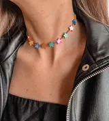 Collar con estrellas de colores variados, con cadena ajustable en la parte posterior.