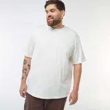 Camiseta blanca de punto con bordados all over, cuello redondo y mangas cortas.
