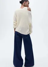 Sweater marrón de punto grueso con cuello en V y mangas largas.