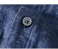 Camisa de lino color beige, con corte ajustado y manga larga, estilo casual y cuello estándar.