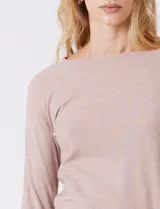 Buzo tejido en hilado fino color beige, con cuello bote y manga raglán ¾.