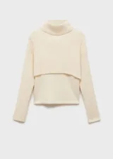 Sweater corto color crema de punto canalé con cuello alto.
