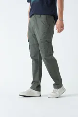 Pantalón cargo color marrón claro, de gabardina, con corte regular, bolsillos laterales y logo bordado.