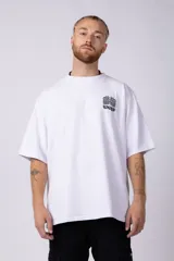 Remera blanca de corte oversize con estampado pequeño en el lado izquierdo del pecho.