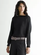 Sweater negro con moño en los hombros y diseño de tejido acanalado.