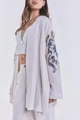 Kimono largo color beige de lino, con mangas largas y bordado de lentejuelas en los hombros.