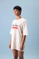 Remera de algodón color azul con estampado frontal con el texto 'Menos etiquetas, más amor'.
