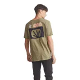 Remera verde oliva de manga corta con cuello redondo y estampado pequeño en el pecho.