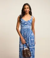 Vestido midi de tule con estampa étnica, escote corazón fruncido y breteles finos.